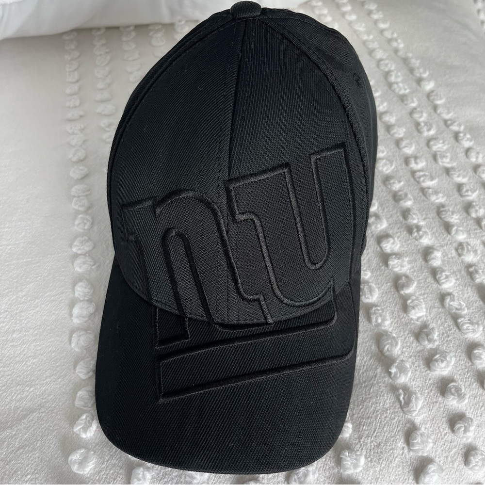 New York Giants NFL Team Apparel By Reebok Black On Black Flexfit Cap Size L/XL